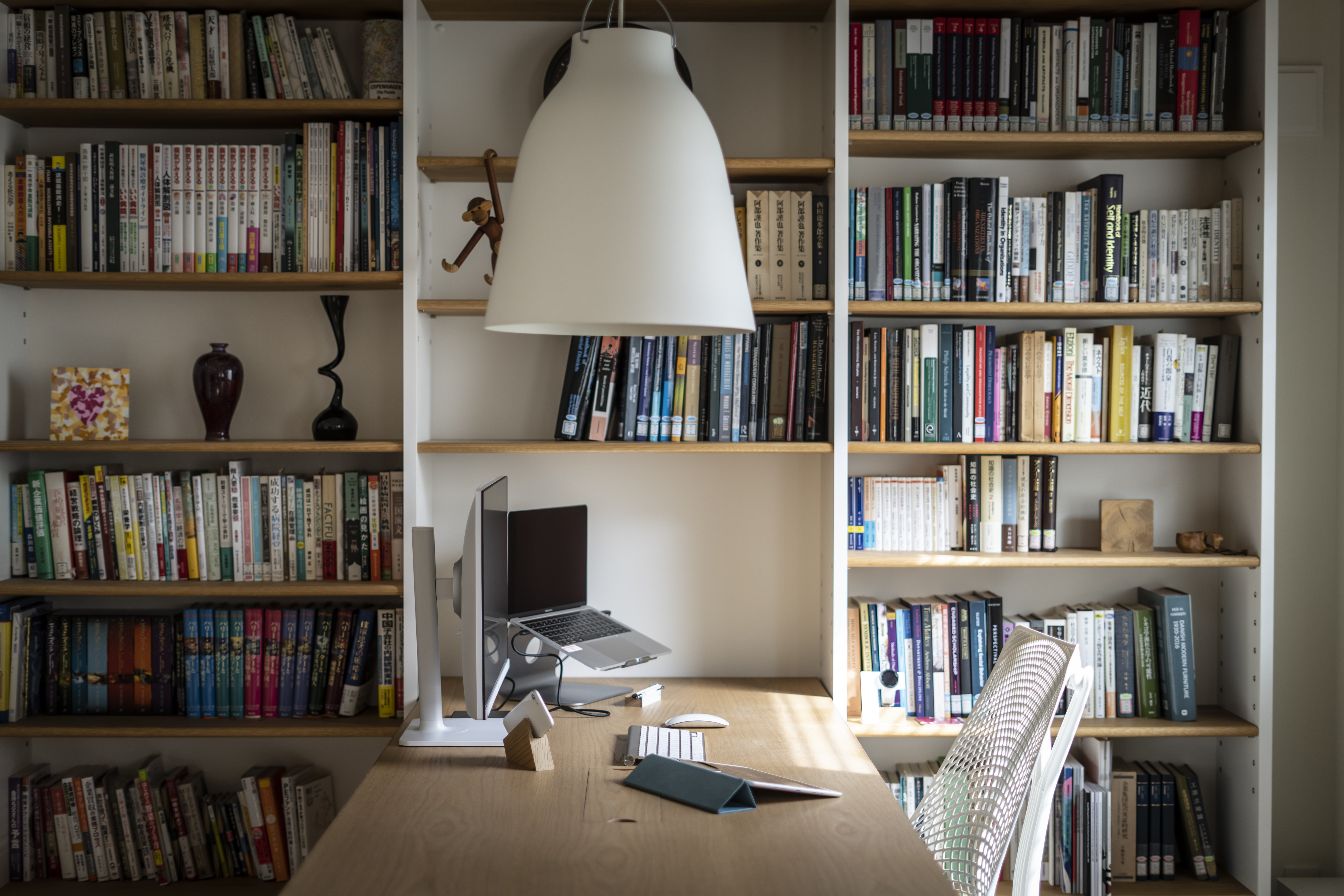 書斎の書棚やデスクは、知り合いである北九州市の工房にオーダー