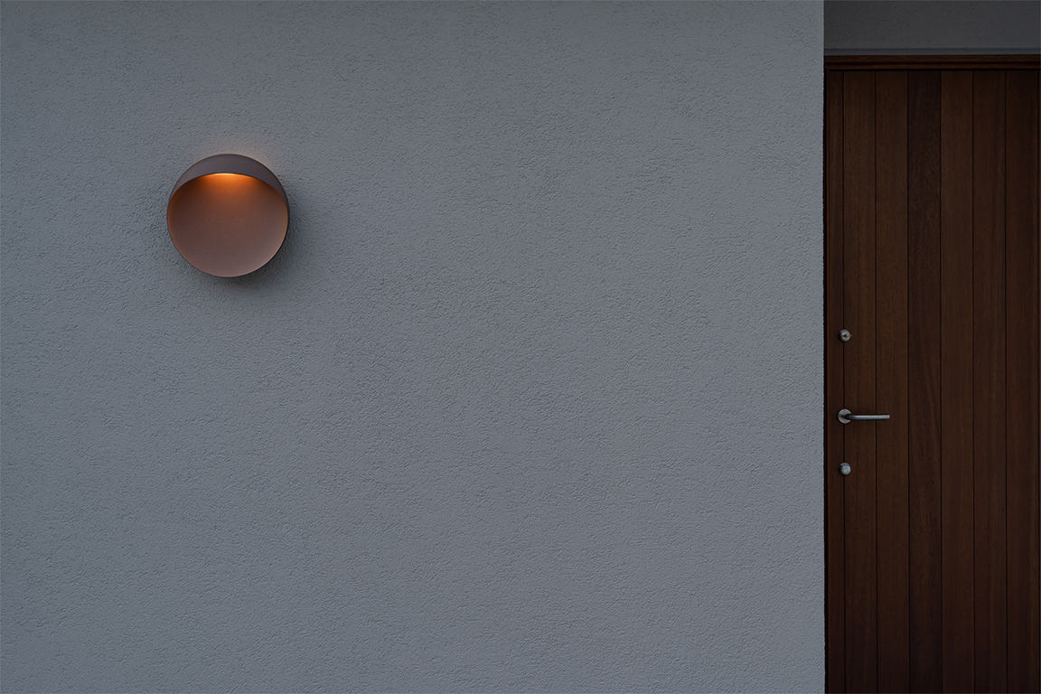 ブラケット照明はフーセットの提案。シンプルな外壁に表情が加わった